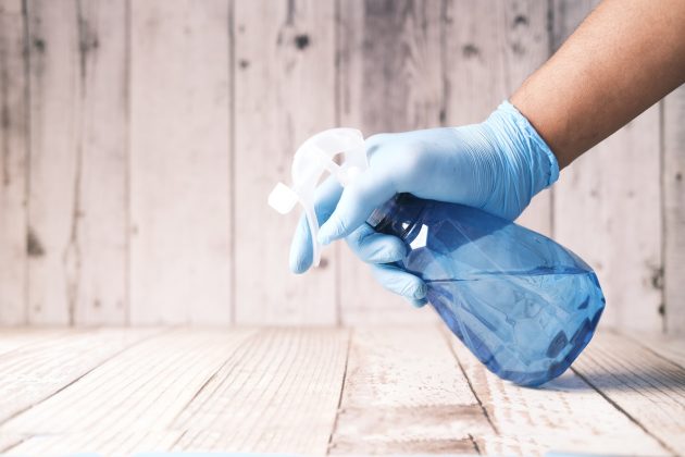 Spraying cleaning liquid